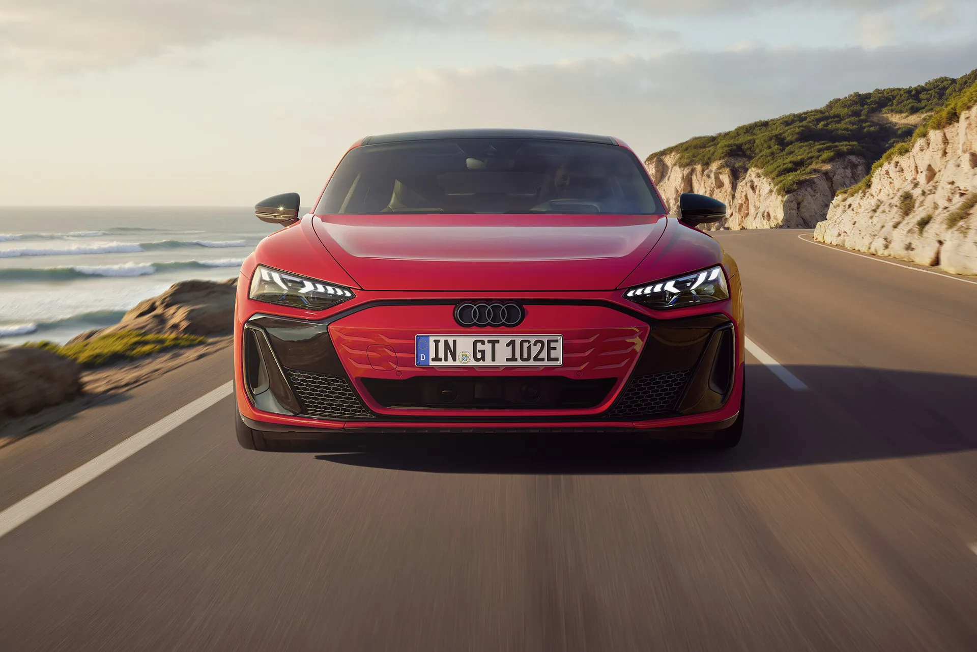 Con 585 CV, se posiciona como la versión de acceso del conocido sedán eléctrico de Audi