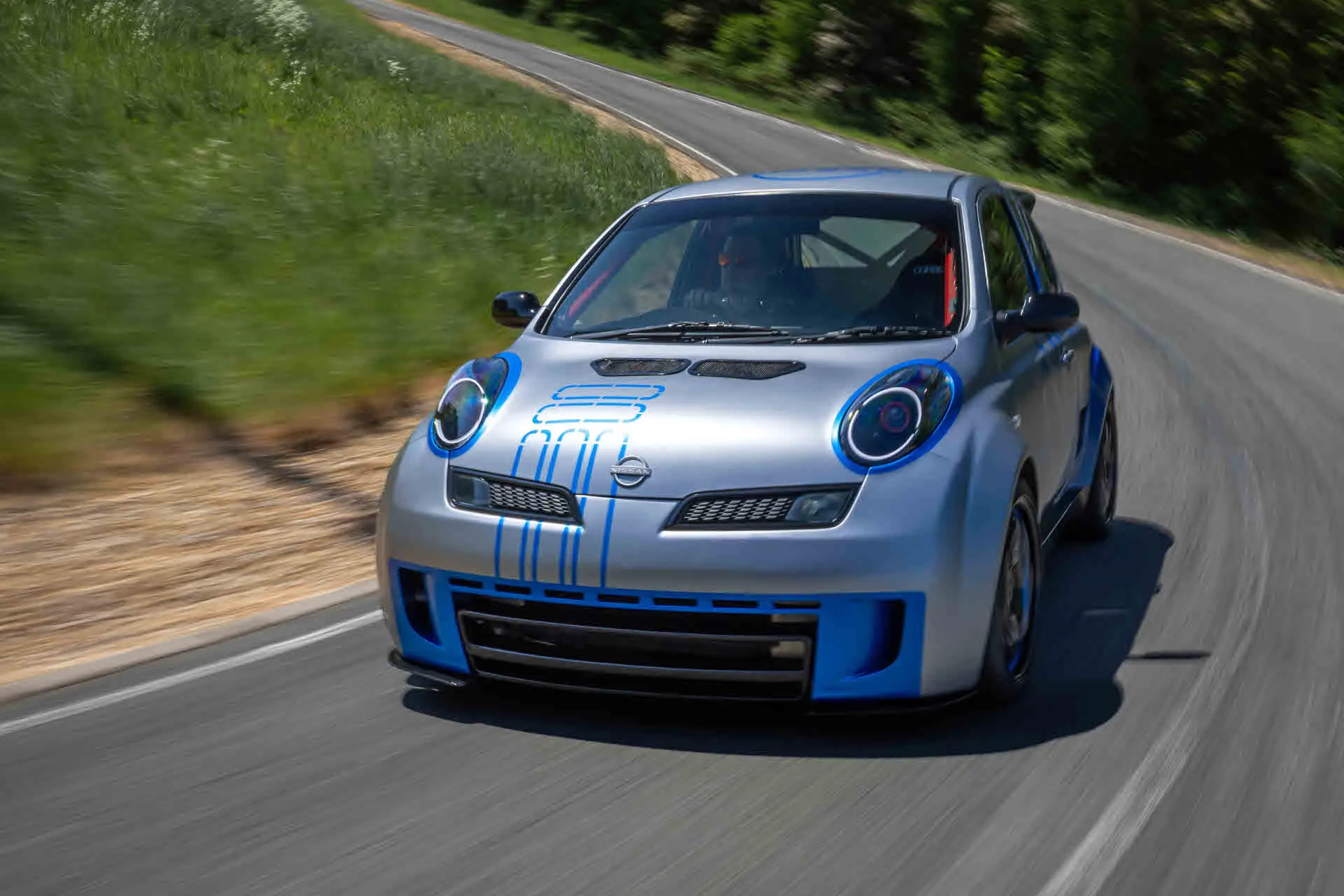 Nissan también tuvo un utilitario V6, pero nunca pasó de prototipo