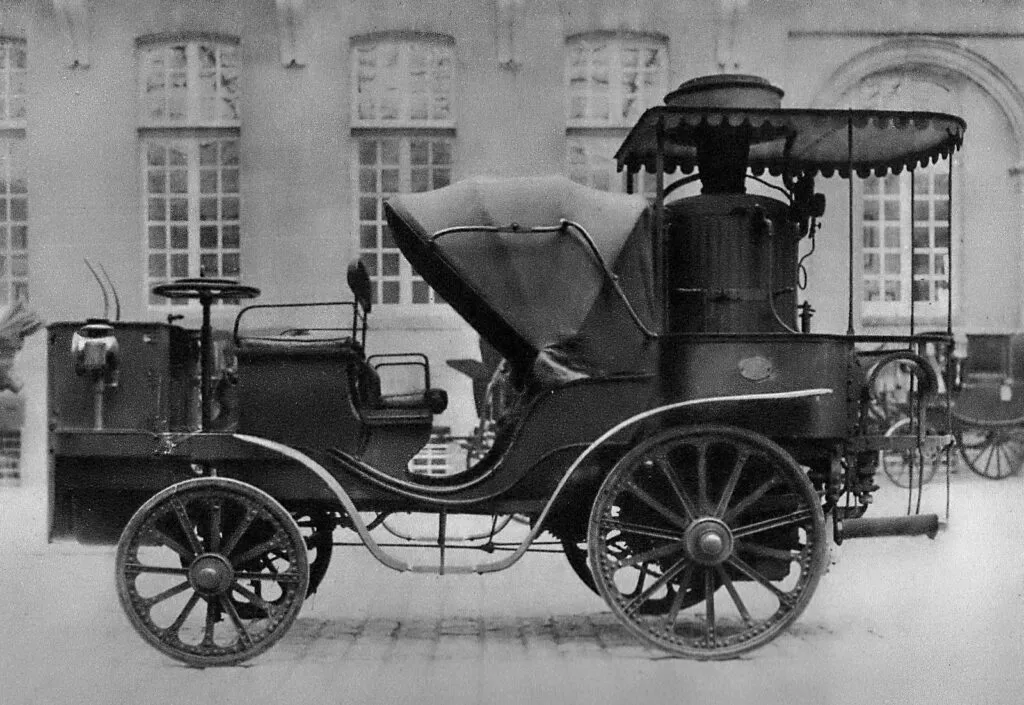 Coches a vapor blanco y negro
