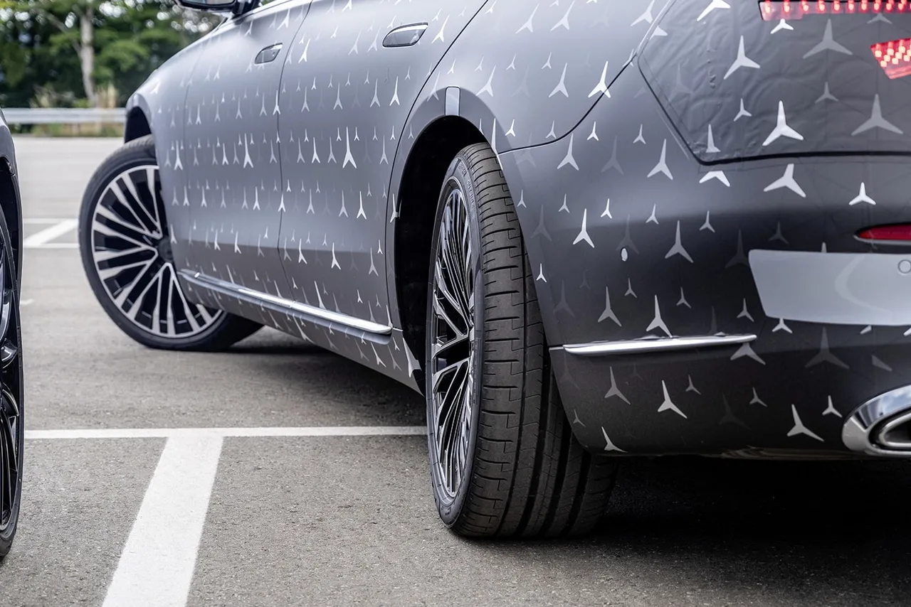 Coches con dirección trasera: la tecnología que parece nueva pero nació en los años 30