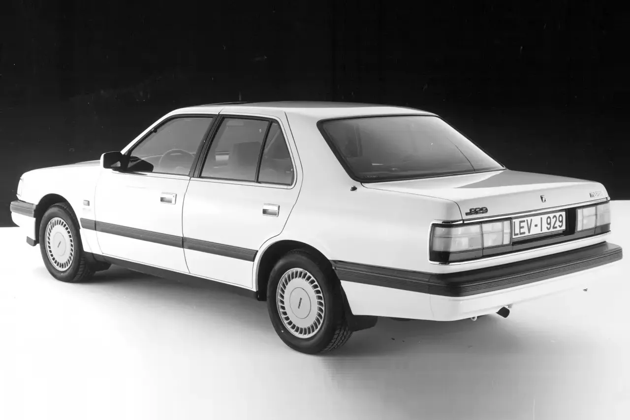 Mazda 929 GLX 3 0i V6 (2)