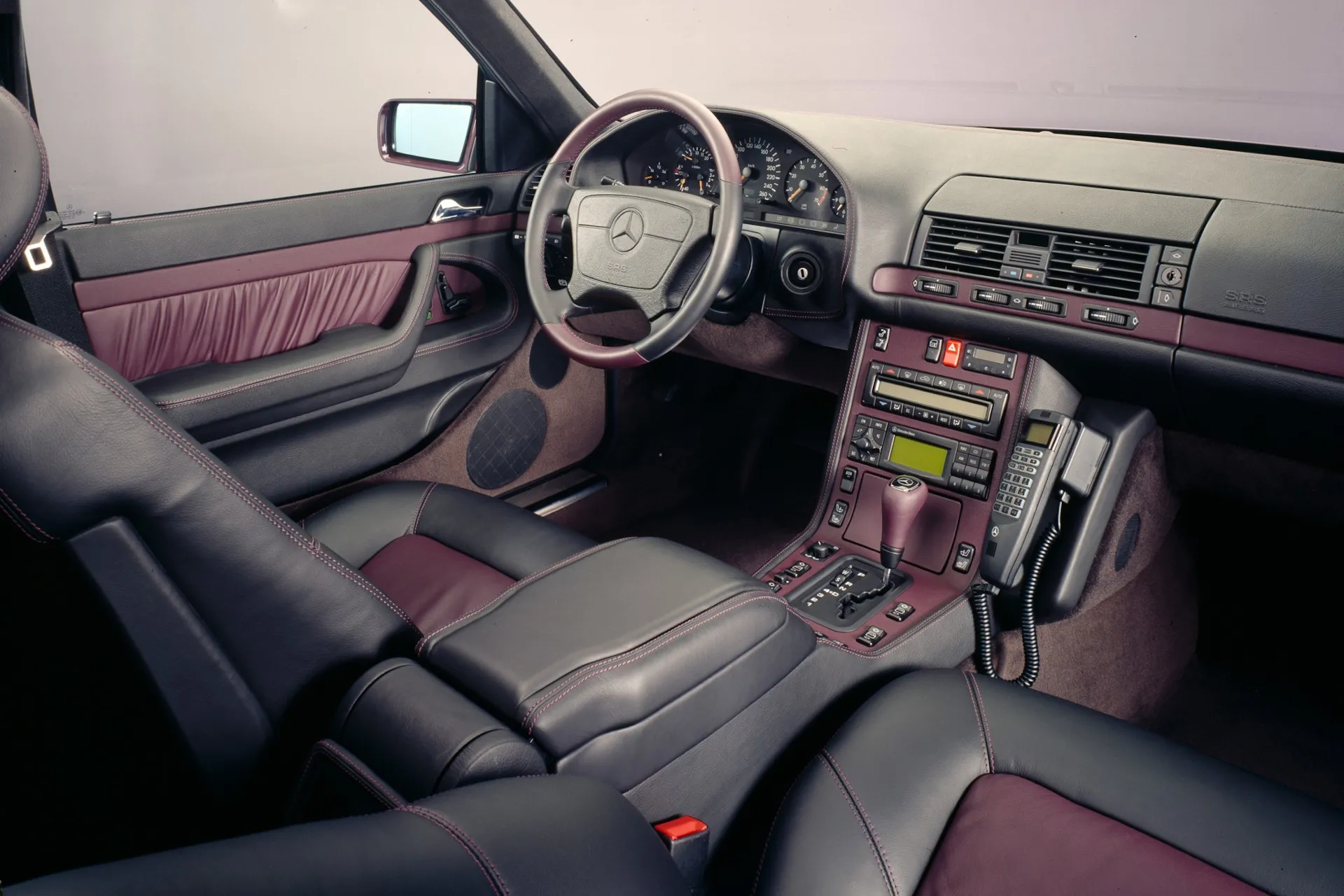 Cuando los coches llevaban ceniceros y teléfonos fijos: la evolución de los equipamientos imposibles hoy