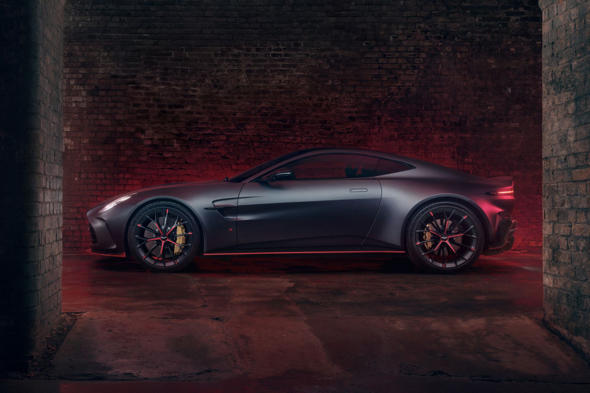 Aston Martin vantage S (1)