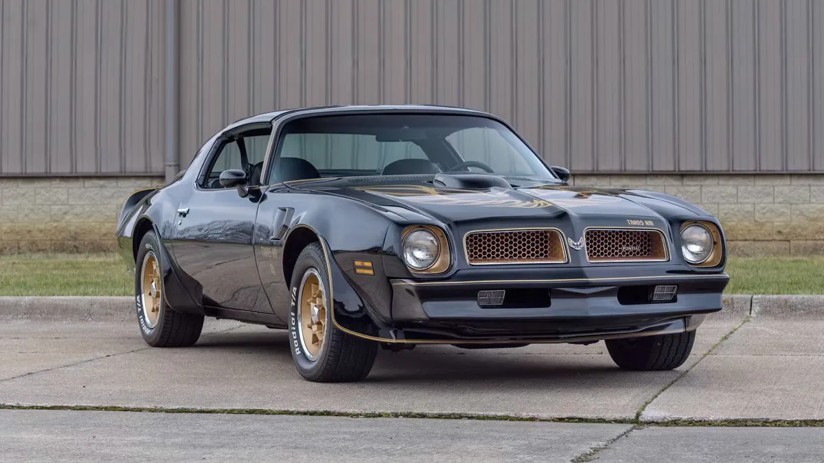 El ave en llamas sobre el capó: Cuando Pontiac fue un taller de tuning