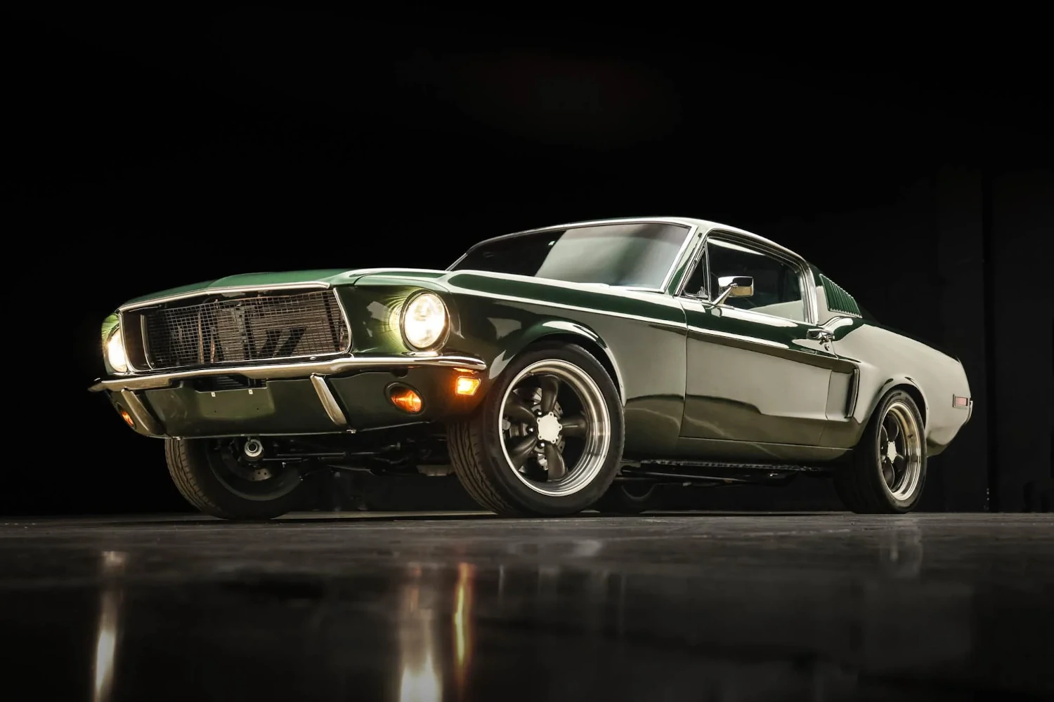 El soberbio interior de este Ford Mustang Fastback 1968 actualizado