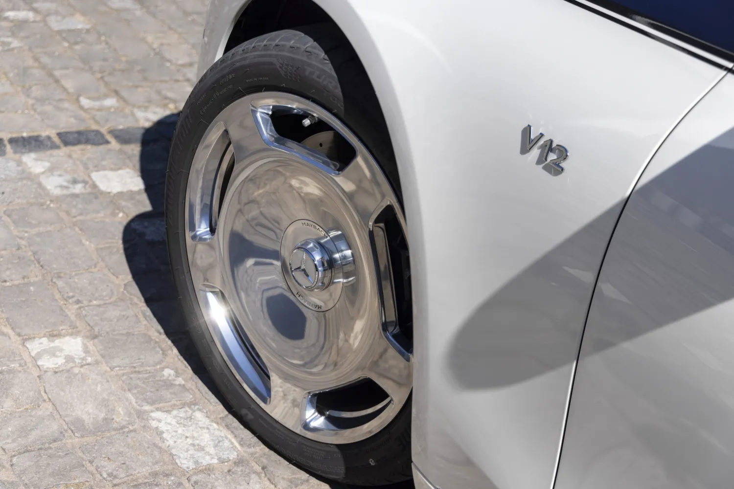 Más gasolina al futuro: Mercedes mantiene vivo el V12