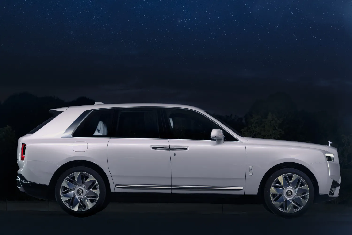 Mejor que cortes la red eléctrica de tu casa de verano para ver el interior de este Rolls-Royce