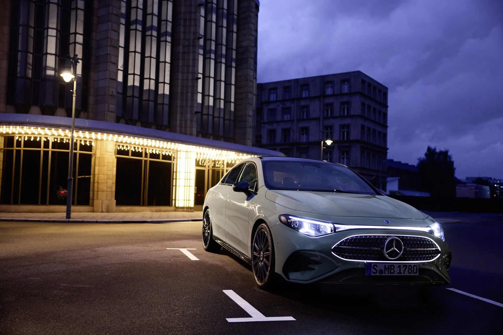 Mercedes-Benz CLA híbrido: El punto justo hecho berlina