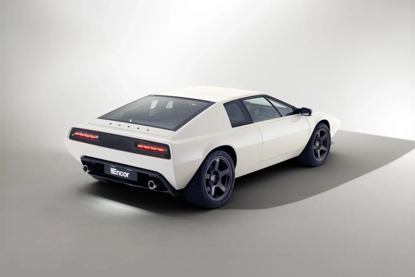 Como volver a los 70: el Lotus Esprit S1 ha revelado su cara actualizada y no ha sido producto de la IA