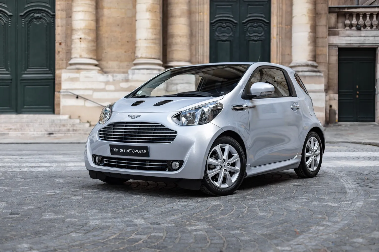 Aston Martin Cygnet: cuando disfrazas un Toyota iQ para reírte de la normativa