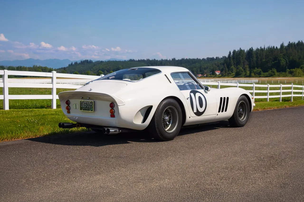 El 250 GTO Bianco Speciale visto desde atrás