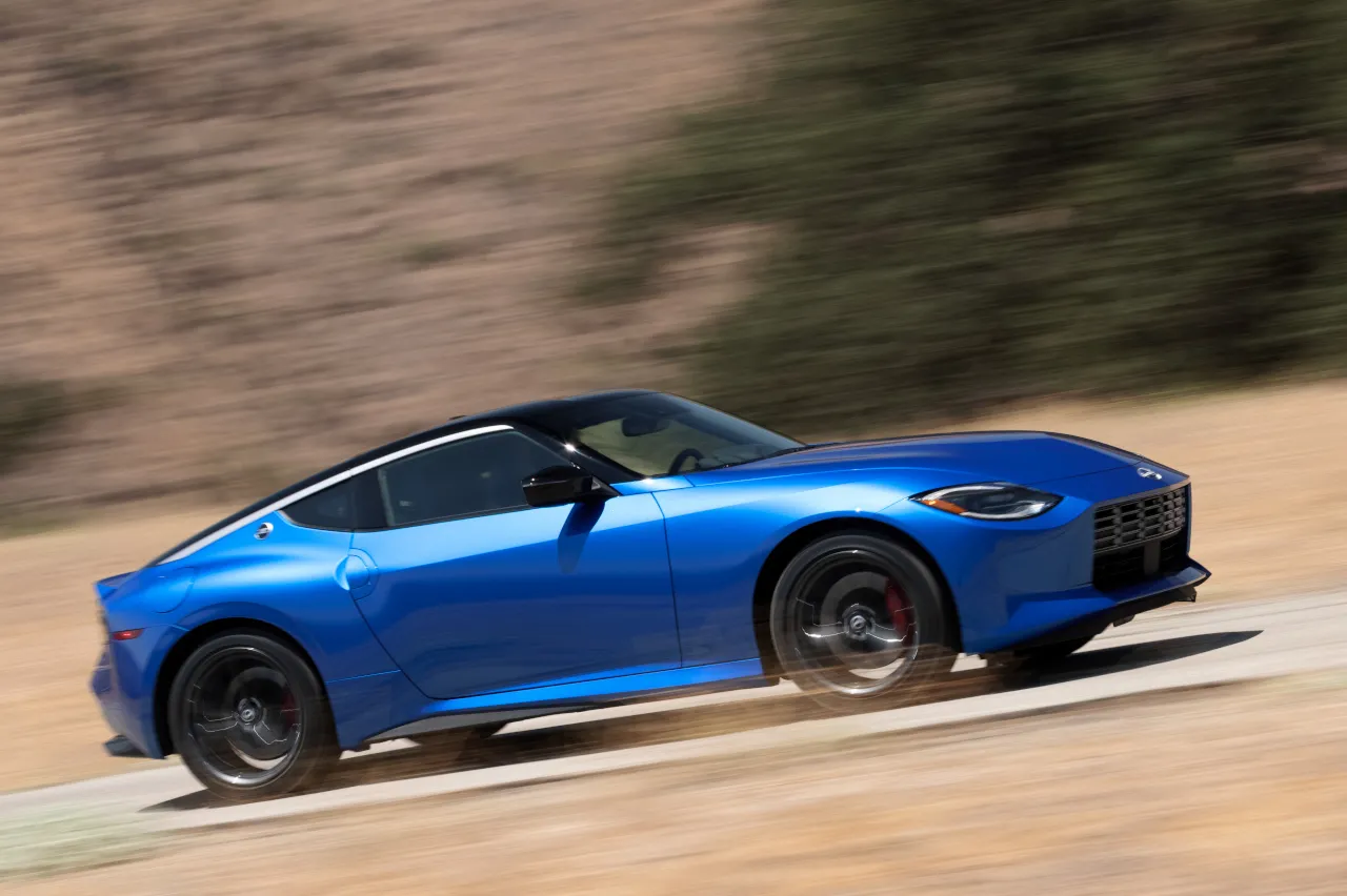 Samuráis, dólares y cambio de guardia: El Nissan Z vence al Toyota GR Supra en una guerra entre nipones en tierras extranjeras