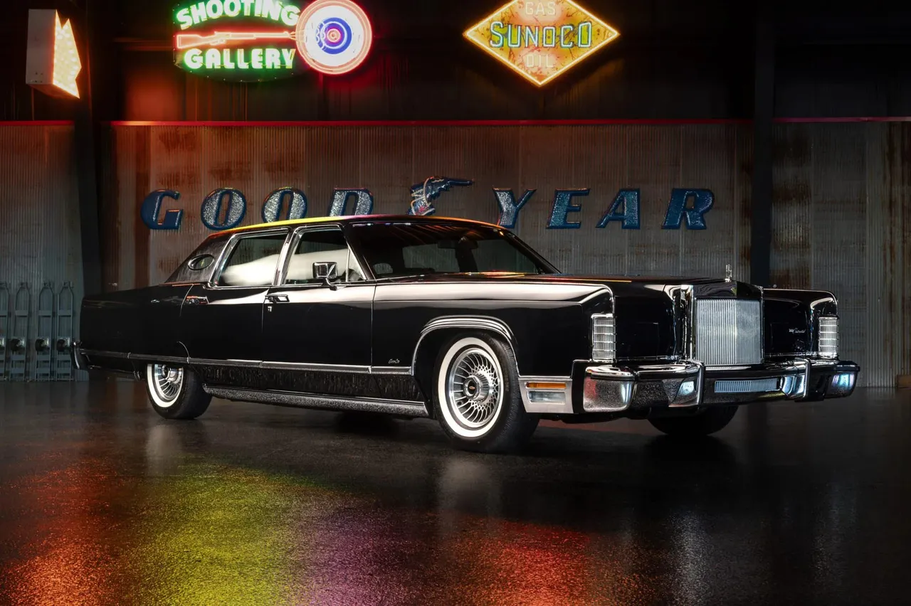 Lincoln Continental 1977: Un Town Car con lujo y trasplante de corazón