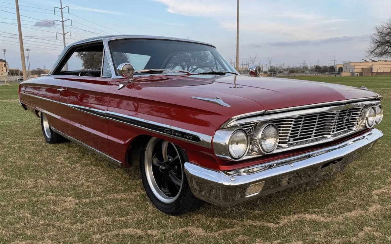 Este Galaxie 500 lleva dos compresores y pinta de abuelo