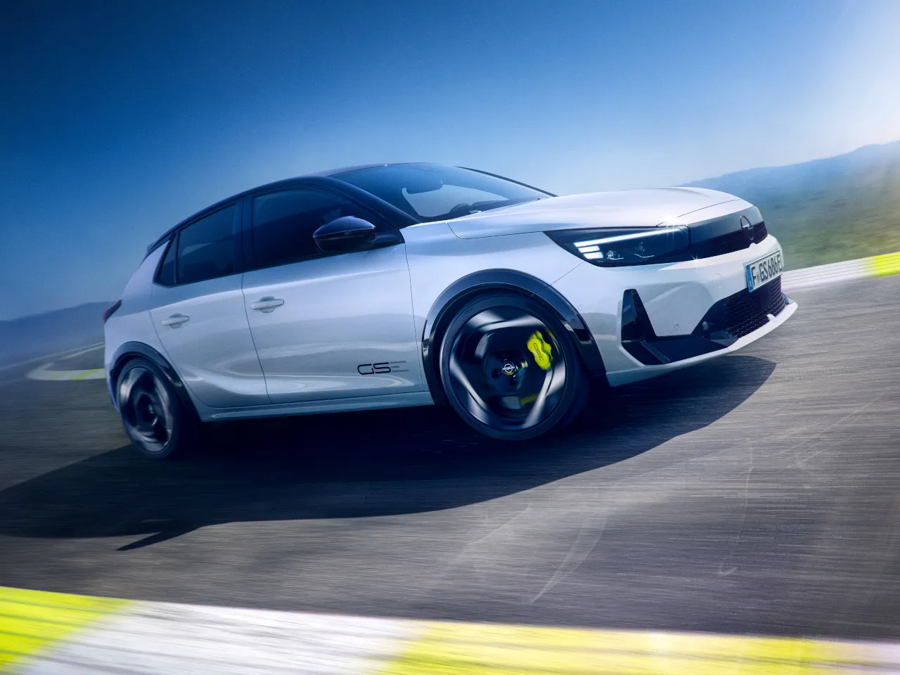 Opel Corsa GSE: 281 CV, frenos Alcon y un tapizado a cuadros que huele a los 80. ¿Opel cumple con lo la deportividad que se esperaba?