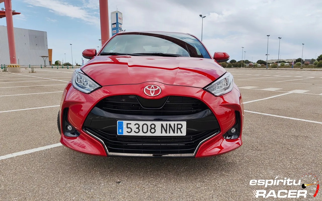 Bajé a Cheste a ver el TCR con un Toyota Yaris rojo de 130 CV