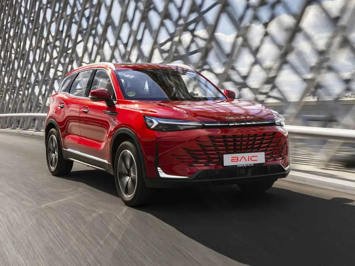 BAIC X75: el SUV chino que todavía se atreve a no electrificarse