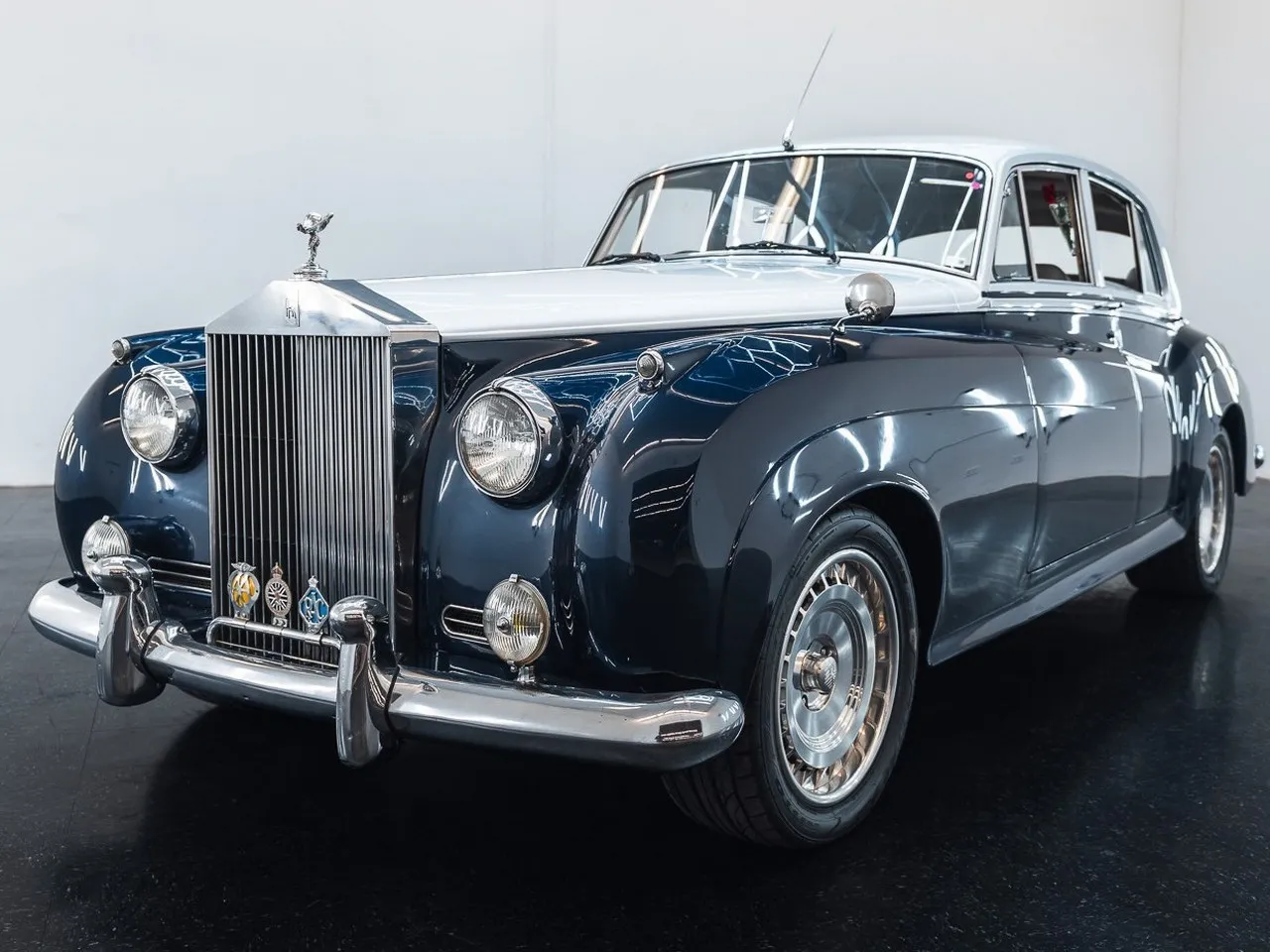 Este Rolls-Royce Silver Cloud esconde un Coyote V8