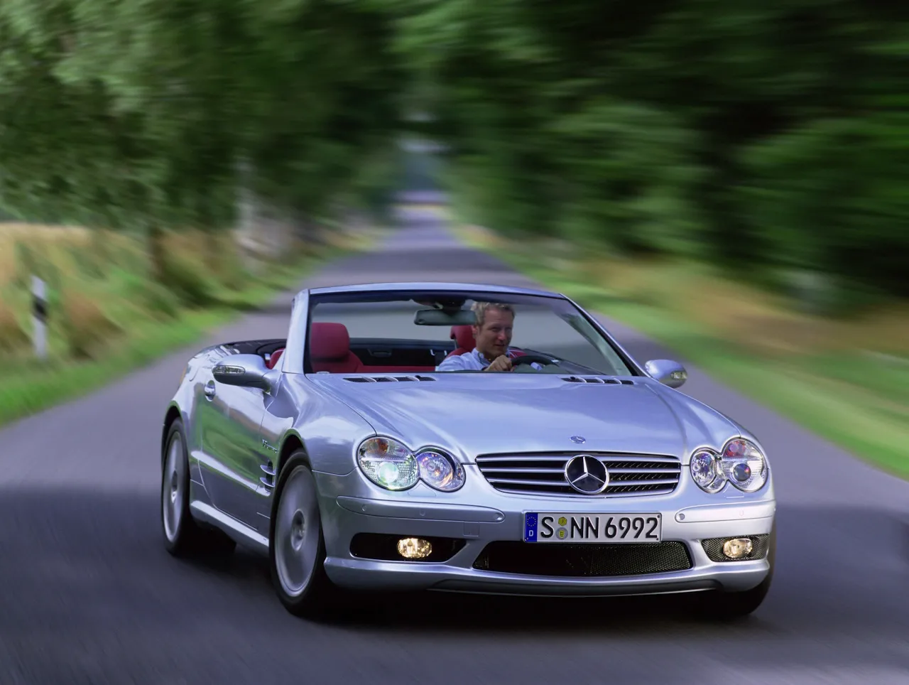 Mercedes-Benz SL R230, 25 años del descapotable que perfeccionó el techo duro y conquistó la Fórmula 1