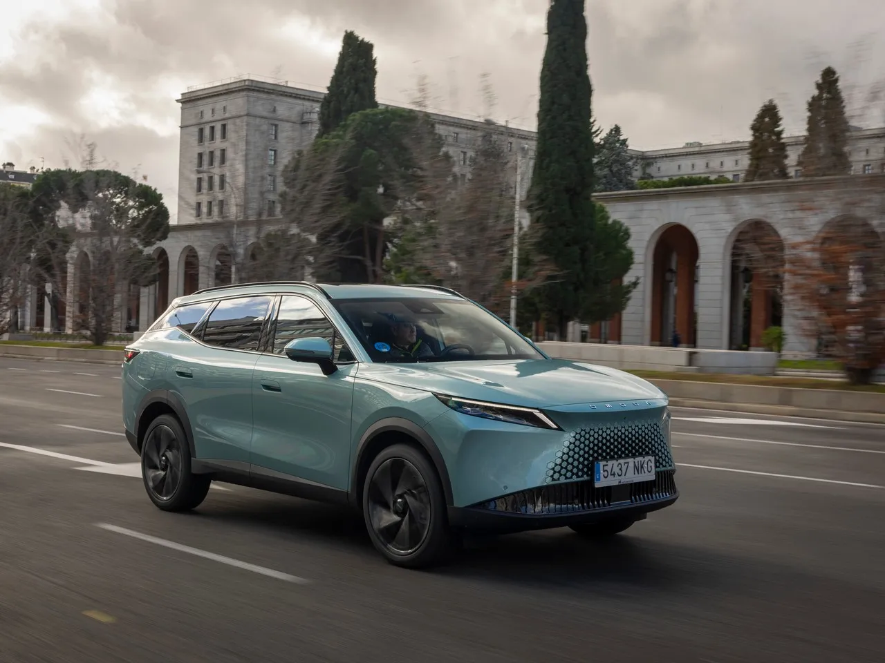 El Omoda 7 SHS promete 1.200 km y carga en 20 minutos