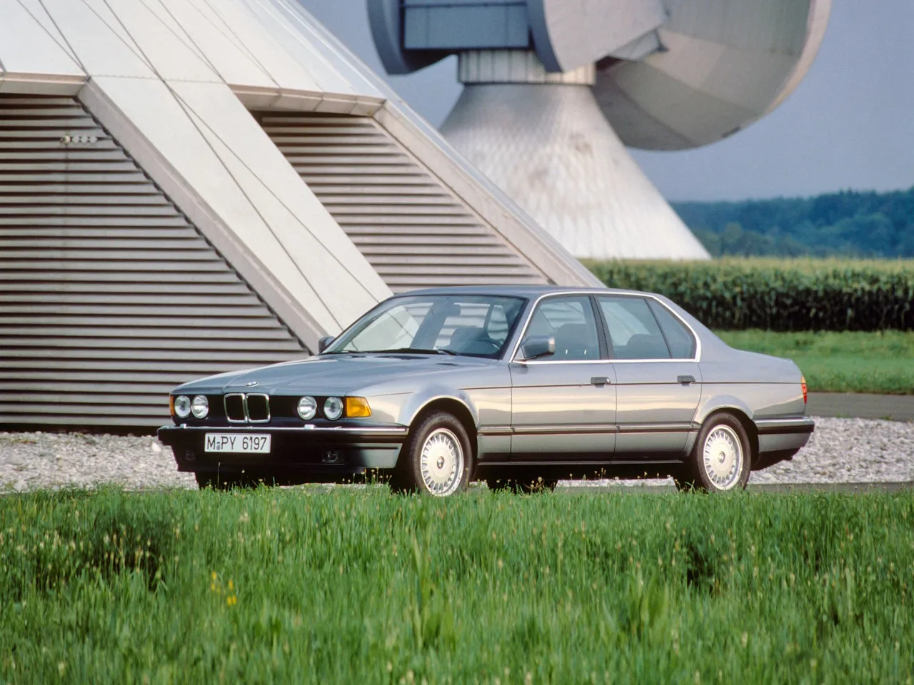 Coche del día: BMW 730i (e32)