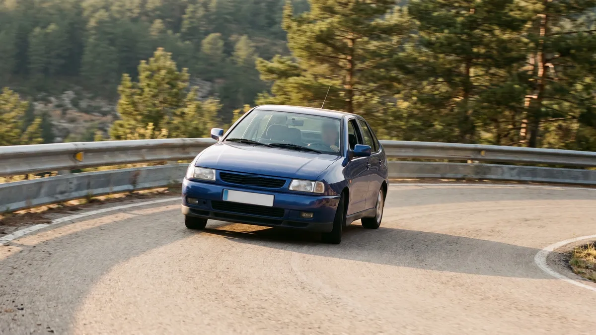 Amortiguadores gastados: las señales que notas al volante antes de que se vean en el coche