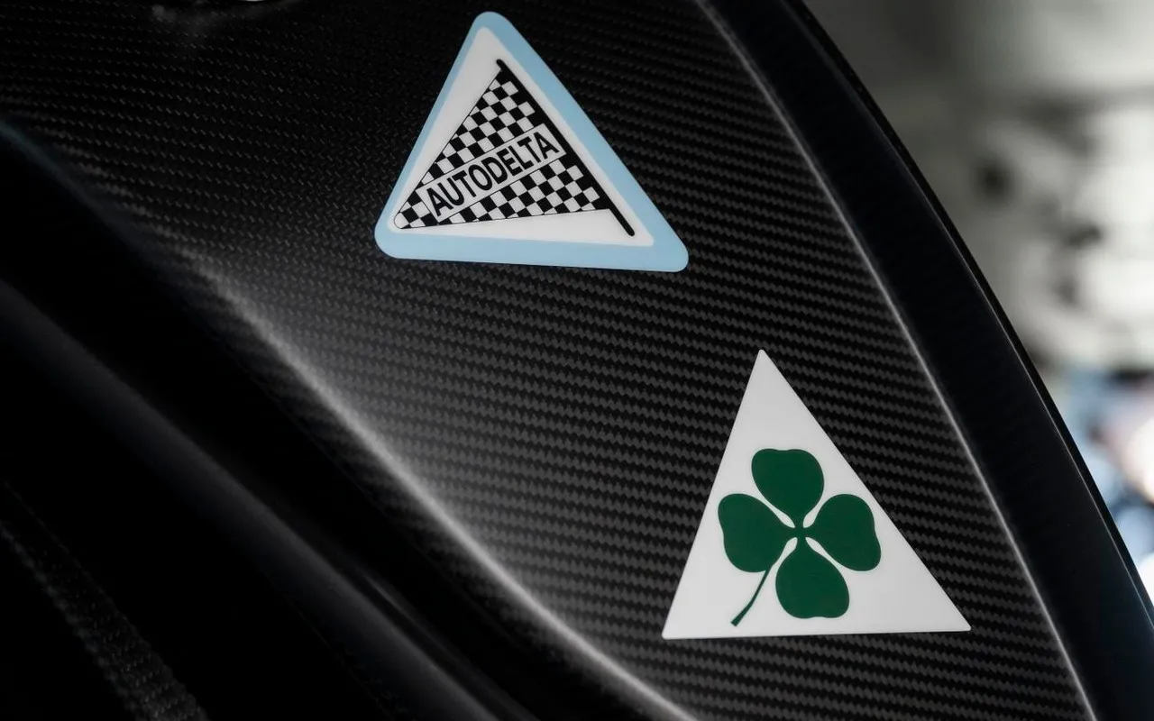 Alfa Romeo 33 Stradale Perla Nera eR octubre 2026 (12)
