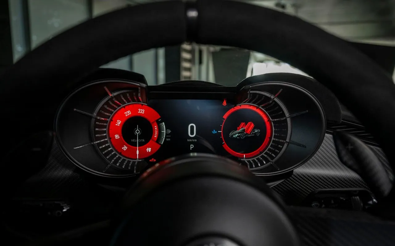 Alfa Romeo 33 Stradale Perla Nera eR octubre 2026 (14)