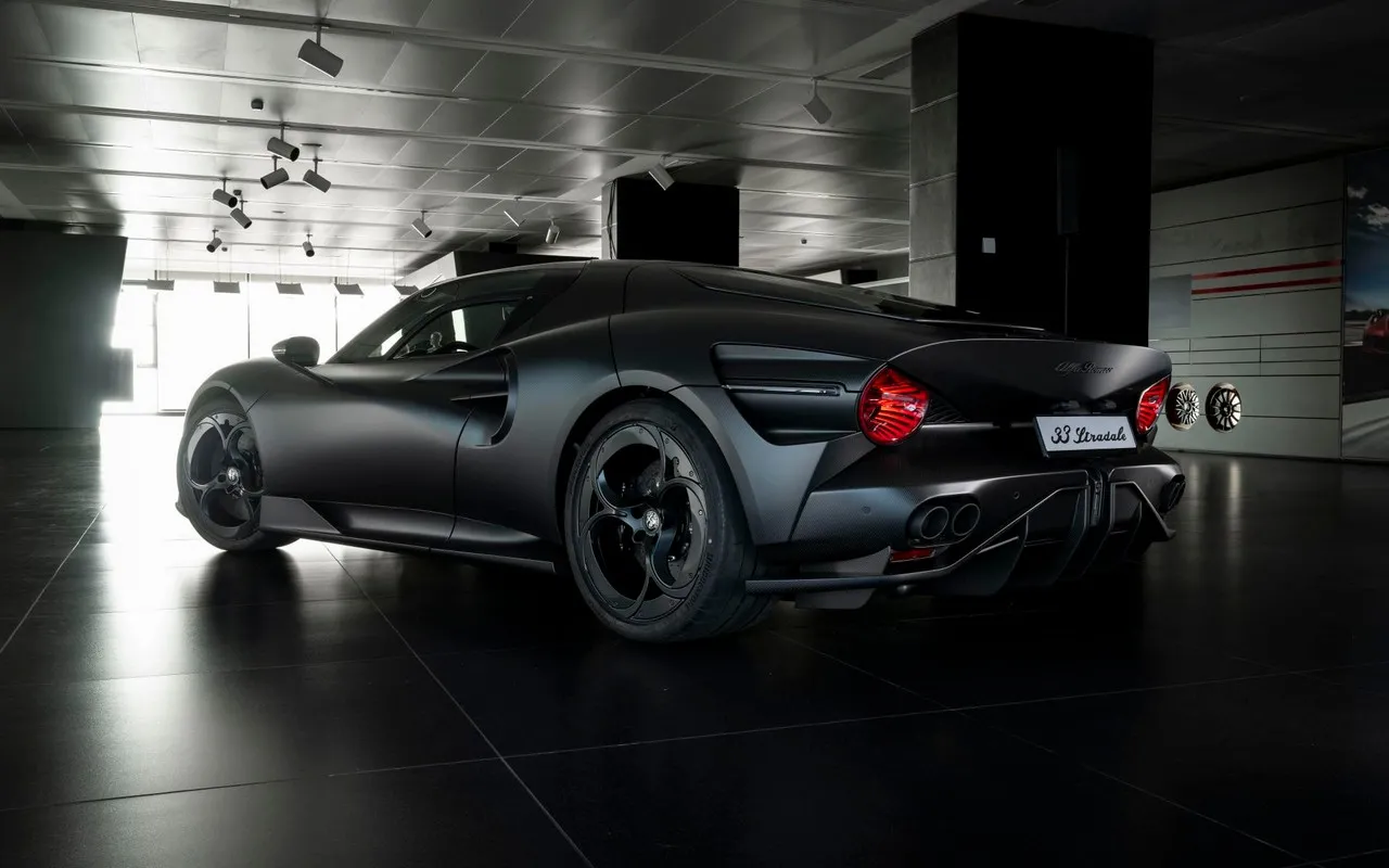 Alfa Romeo 33 Stradale Perla Nera eR octubre 2026 (5)